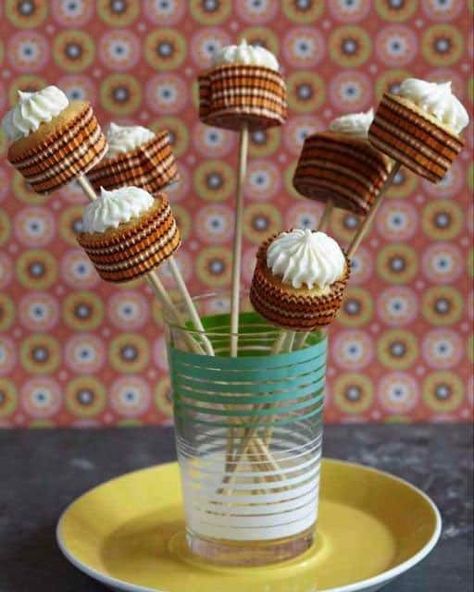 10 IRRESISTIBLE KIDS' DESSERTS ON A STICK Sweet Paul Magazine, Store Bought Frosting, Food On Sticks, On A Stick, Cupcake Cake, Yummy Cupcakes, Food Trends, A Stick, Cakepops