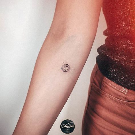 Cookie Tattoo Ideas, Cookies Tattoo Ideas, Minimalist Cookie Tattoo, Oreo Tattoo, Small Dessert Tattoo, Chocolate Chip Cookie Tattoo, Milk And Cookies Tattoo, Cookie Tattoo, Chocolate Chip Cookies