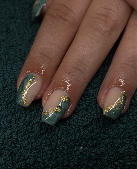 Hunter Green Nails Short, Green And Gold Nail Inspo Acrylic, Green And Gold Nails Acrylic Short, Emerald Green Graduation Nails, Emerald Green Nails And Gold, Dark Green And Gold Nail Ideas, Formal Green Nails, Simple Christmas Nails Short Green, Green Hoco Nail Ideas