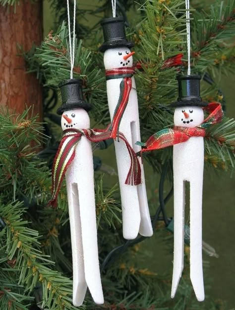 Doll Pin Snowmen Snowman Clothespin, Clothes Pin Ornaments, Cute Christmas Decorations, Christmas Crafts For Kids To Make, Diy Ornaments, Snowman Ornament, Fun Craft, Snowman Ornaments, Christmas Ornament Crafts