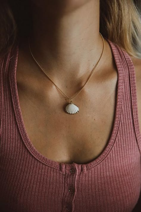 Seashell Necklace Diy, Shell Necklace Diy, Seashell Jewelry Diy, Seashell Necklaces, Surfergirl Style, Shell Accessories, Shells Diy, Necklace Shell, Seashell Jewelry