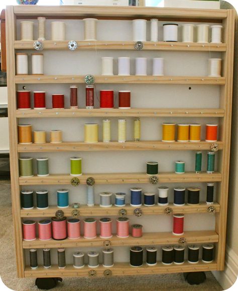 Sewing Over Pins: Tutorial: DIY Thread Spool & Bobbin Storage Diy Thread Holder, Sewing Room Organization Diy, Diy Embroidery Thread, Thread Rack, Crafting Room, Sewing Desk, Room Organizer, Spools Of Thread, Bobbin Storage