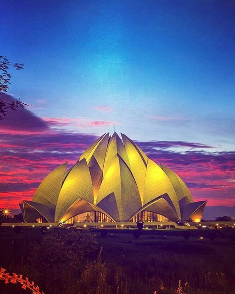 by @dfordelhi #LotusTemple #IncredibleIndia The Baha'i temple of faith - Lotus Temple Delhi.. It looks like a half opened Lotus flower with 27 freestanding "petals" made of marble. The architect while designing the temple took into account the eternal beauty of Lotus flower. The construction work took almost 10 years before it finally got shape and was open for public. The team comprised of 800 engineers technicians workers and artisans who worked diligently to give realization to one of the mos Biomimetic Architecture, Lotus Temple Delhi, Monument In India, Baha I Faith, Lotus Temple, Central Hall, Bahai Faith, Retreat Center, Eternal Beauty