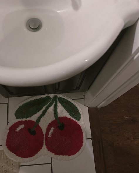 Cherry decor is so cunty Cherry Bathroom Ideas, Cherry Themed Bathroom, Cherry Bathroom Decor, Cherry Room Decor, Nyu Dorm, Cherry Rug, Cherry Room, Cherry Bathroom, Cherry Stuff