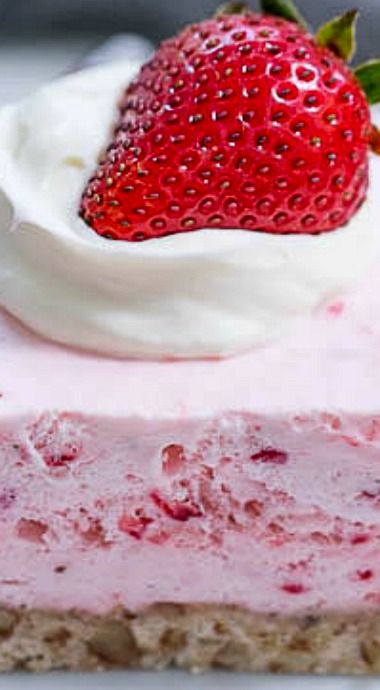 Mile High Strawberry Pie Recipe, Mile High Pie Recipe, Mile High Strawberry Pie, Refrigerator Cake, Dessert Pie Recipes, Berries And Cream, Strawberry Dessert Recipes, Strawberry Dessert, Berry Dessert