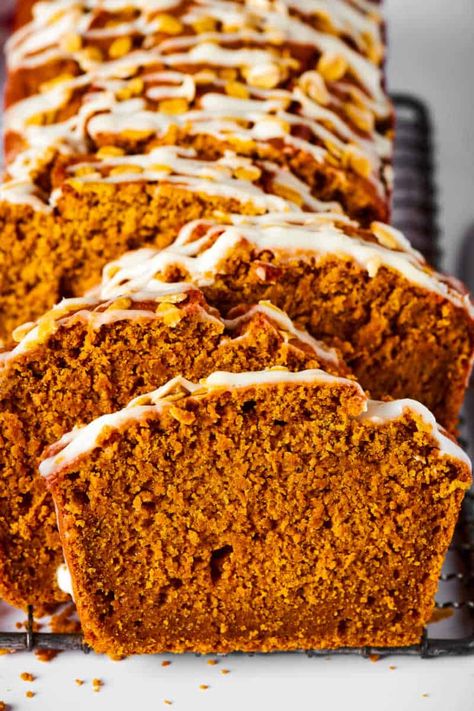 This healthy pumpkin bread is a simple recipe made in just one bowl! NO butter, NO dairy, NO added sugar, it's perfectly moist and tender! Montessori Recipes, Sf Desserts, Beach Cooking, Pumpkin Bread Recipe Healthy, Heathly Recipes, Healthy Pumpkin Dessert, Autumn Desserts, Healthy Breads, Vegan Pumpkin Bread