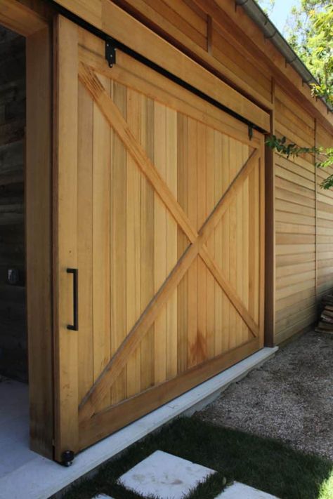 Breathtaking modern farmhouse design in East Hampton Barn Door Garage, Barn Restaurant, Sliding Garage Doors, Exterior Barn Doors, Work Shops, Hamptons Modern, Home Designs Exterior, Cover Patio, Garage Door Types