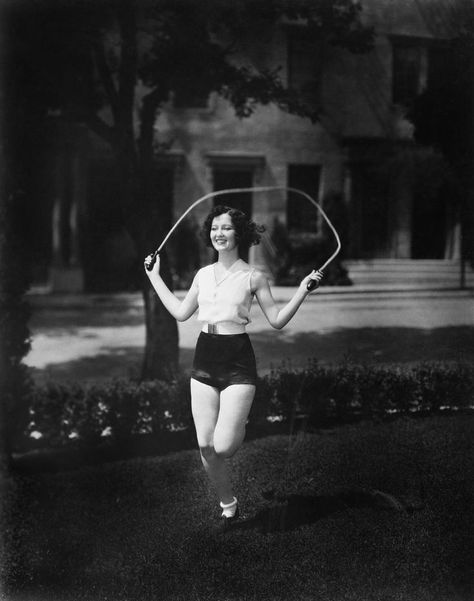 Vintage Workouts: Exercises We Still Do: Jump Rope Jumping Rope, 10 Minute Workout, Retro Sport, Skipping Rope, Busy People, Workout Moves, Fitness Advice, Retro Photo, Jump Rope