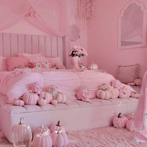 Pink halloween Room Decor Pink Aesthetic Girly, Halloween Bedroom Decor, Halloween Room, Halloween Bedroom, Moving Apartment, Halloween Room Decor, Aesthetic Girly, Decorating Videos, Princess Room