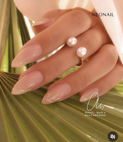 Design For Almond Nails, Elegant Almond Nails, Elegant Touch Nails, Makeup Nails Designs, Elegant Nail, Elegant Nail Art, Nail Idea, Pearl Nails, Christmas Nails Acrylic