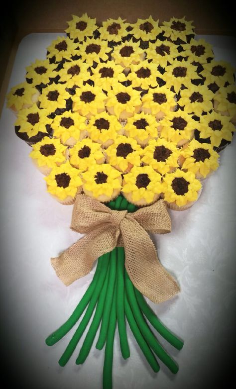 Sunflower cupcake bouquet Sunflower Cupcake Display, Sunflower Food Ideas, Sunflower Dessert Table Ideas, Sunflower Ideas, How To Make Sunflower, Sunflower Birthday Parties, Favor Display, Sunflower Cupcakes, Sunflower Birthday