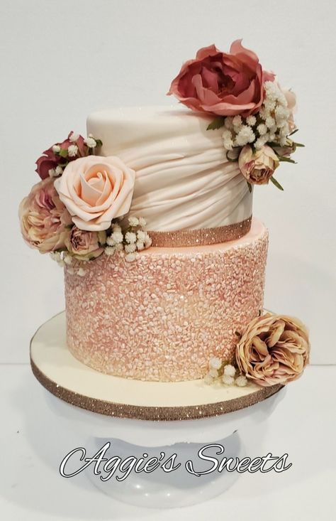 Simple Wedding Cake Rose Gold, Rose Gold Graduation Cake Ideas, Rose Gold Themed Cake, Rose Gold And Champagne Birthday Decor, Rose Gold Tiered Cake, White And Rose Gold Birthday Cake, Gold And Rose Gold Cake, Rose Gold 50th Birthday Cake, White And Rose Gold Cake