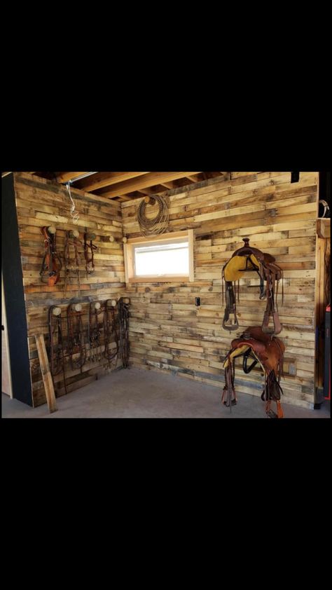 Horse Tack Shed Ideas, Tack Room Western, Small Western Tack Room Ideas, Rustic Tack Room, Small Tack Room, Western Tack Room, Pallet Tack Room, Horse Shed With Tack Room, Stable Ideas Tack Room