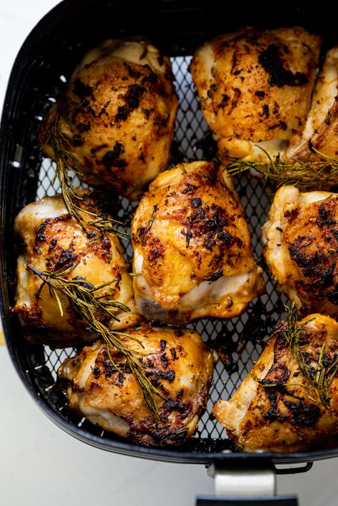 Chicken Thighs Air Fryer, Rosemary Chicken Thighs, Lemon Chicken Thighs, Air Flyer, Actifry Recipes, Air Fryer Chicken Thighs, Chicken Breast Crockpot Recipes, Lemon Rosemary Chicken, Crockpot Chicken Breast