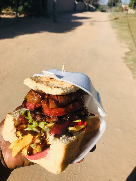 A kota is literally a quarter of a bread that is stuffed with fries, sausage, vegetables and meat, the choice is yours. Y2k Baddie, Africa Food, Healthy Food Dishes, Food Babe, Food Therapy, Yummy Comfort Food, Picnic Food, Food Goals, Snap Food