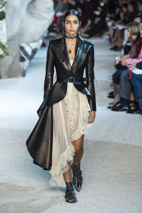 Alexander McQueen SS19 Alexander Mcqueen Fashion, Mcqueen Fashion, Pippa Middleton, Moda Vintage, Fur Coats, Fashion 2020, Fashion Week Spring, Primavera Estate, London Fashion