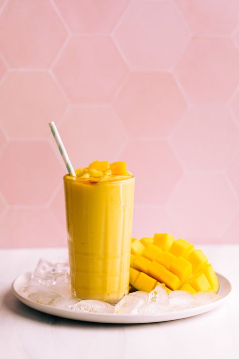 Mango Shake Photography, Smoothie Photography, Mango Photography, Smoothie Mango, Mango Shake, Mango Smoothie Recipes, Lassi Recipes, Mango Drinks, Blender Smoothie