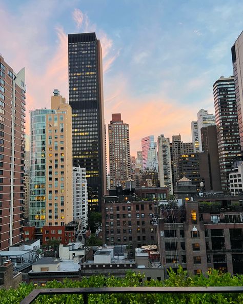 NYC New York City rooftop sunset midtown Manhattan at pod 51 hotel Rooftop Penthouse, New York City Rooftop, New York Rooftop, City Rooftop, Nyc Rooftop, Sunset City, Midtown Manhattan, Style 2023, Town House