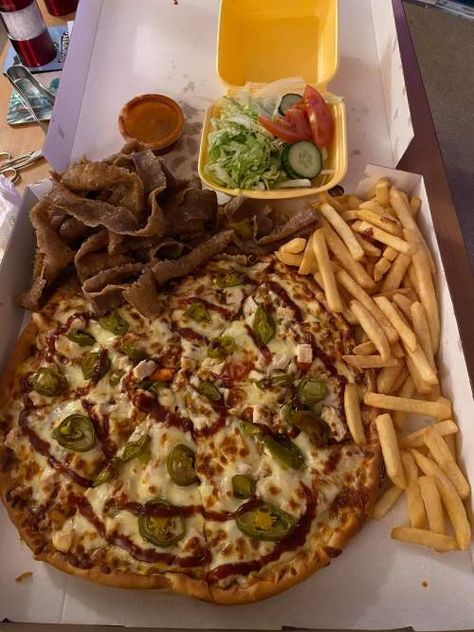 Food Coma Inspo by Mux Jasper #foodporn #foodcoma #food #delicious #muxjasper #fivedoubleues Chips Aesthetic, Jalapeno Pizza, Kebab Pizza, Donner Kebab, Kebab Meat, Pizza Chips, Eating Photography, Spicy Pizza, Comfy Food