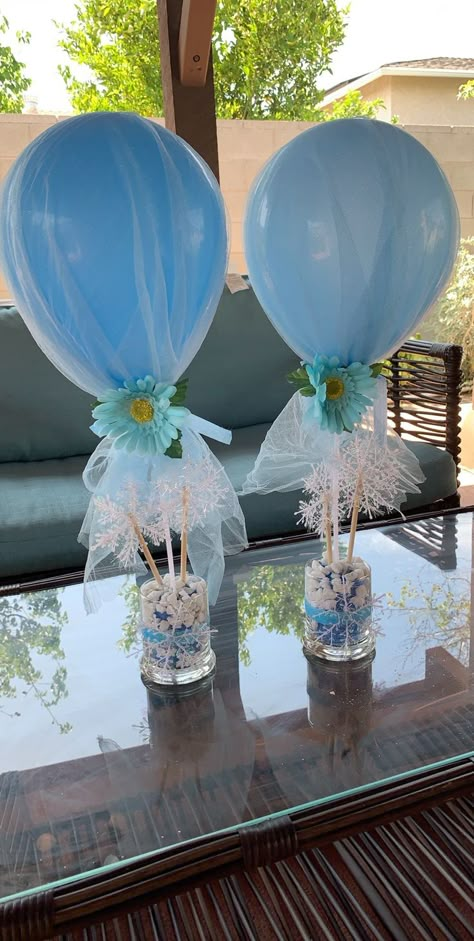 Frozen Birthday Decorations Diy, Frozen Birthday Centerpieces Diy, Frozen Centerpiece Ideas Diy, Frozen Diy Party Decorations, Frozen Birthday Party Centerpieces, Frozen Table Centerpieces, Frozen Centerpiece Ideas, Frozen Birthday Centerpieces, Frozen Table Decorations