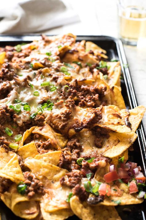 Ripper Beef Nachos - The secret to the ultimate nachos is a 5 ingredient, 5 minute Nachos Cheese sauce! Nachos Cheese Sauce, Fast Appetizers Easy, Nachos Cheese, Nachos Recipe Beef, Beef Nachos, Nachos Supreme, Homemade Nachos, Nachos Recipe Easy, Recipe Beef