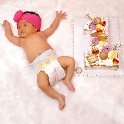 One Month Cake Baby Girl, 1 Month Old Cake, One Month Baby Cake Ideas, Happy One Month, Diy Photoshoot, Old Cake, Customized Cake, One Month Baby, Rainbow Birthday Cake