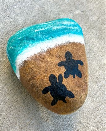 How To Paint Turtles On Rocks, Beach Painted Rocks, Turtle Rock Painting, Painted Turtles, Turtle Painted Rocks, Rock Crafts Diy, Turtle Rock, Stone Art Painting, Painting Beach