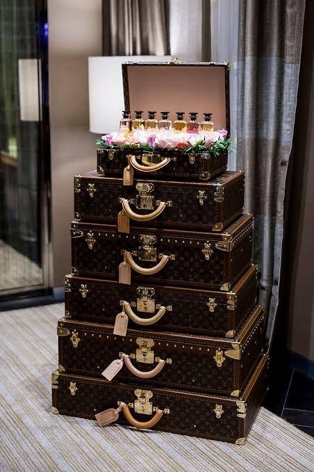 Lv Steamer Trunk, Trunk Decor, Louis Vuitton Trunk, Trunk Boxes, Steamer Trunk, Denim Projects, Luxury Purses, Dream Closet, Trunk