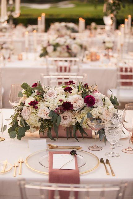 Cinnamon Rose Wedding Centerpieces, White Maroon Wedding, Simple Tablescapes Wedding, April Wedding Colors, Pink And Burgundy Wedding, Blush Wedding Centerpieces, Gold And Burgundy Wedding, Burgundy Wedding Colors, Burgundy And Blush Wedding