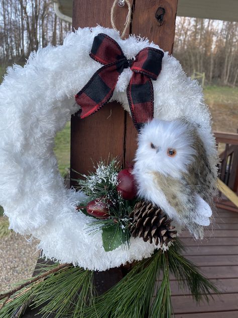 Owl Wreaths For Front Door, Owl Wreath, Christmas Owl Wreath, Christmas Wreath Craft, Owl Wreaths, Elegant Christmas Decor, Christmas Decorations Wreaths, Yarn Wreath, Christmas Owls