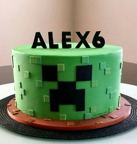 Minecraft Birthday Cake Simple, Minecraft Creeper Cake Ideas, Minecraft Smash Cake, Small Minecraft Cake, Creeper Birthday Cake, Creeper Cake Minecraft, Creeper Minecraft Cake, Minecraft Cake Ideas Easy, Minecraft Party Cake