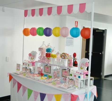 Chinamo para turno Candy Booth, Stall Decorations, Diy Lemonade Stand, Market Vendor, Market Day Ideas, Diy Lemonade, Market Stall Ideas, Cake Stall, Stand Feria