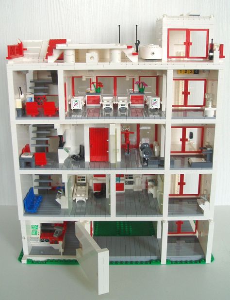 Lego Hospital Moc, Lego Hospital Ideas, Lego Ambulance, Lego Skyscraper, Lego City Fire Truck, Lego Hospital, Lego House Ideas, Lego Designs, Lego Fire