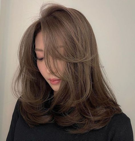 Korean Hair Color, Haircuts For Medium Length Hair, Hair Style Korea, Hair Inspiration Long, Layered Haircuts For Medium Hair, Bangs With Medium Hair, Hairstyles For Layered Hair, Haircuts For Medium Hair, Haircuts Straight Hair