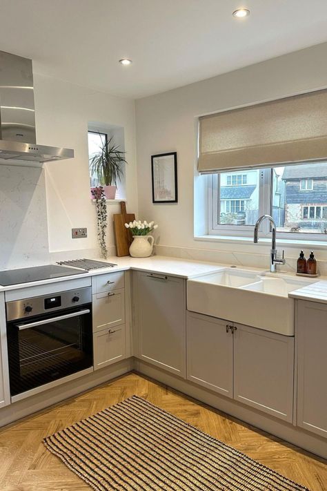 The refreshing simplicity and muted colour palette bring a sense of calm and cohesiveness to this beautiful space. In the beautiful and subtle shade of Fossil Grey Matt, the Shaker Slim units create a relaxing room that’s classic and full of style. With sparkling white worktops, brass handles, and traditional Herringbone flooring, this kitchen offers elegance and sophistication to the heart of the home. Light Grey Kitchen With Wooden Worktop, Kitchen White Worktop, Cream Kitchen Units, Light Grey Shaker Kitchen, Matt Kitchen, Grey Shaker Kitchen, Oak Worktops, White Worktop, Light Grey Kitchens