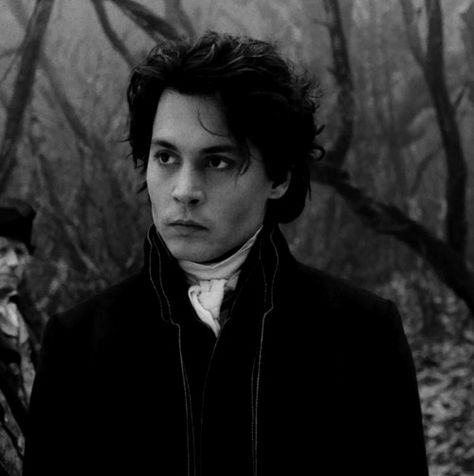 Johnny Depp. He was adorable in Sleepy Hollow! Sleepy Hollow Johnny Depp, Tim Burton Personajes, Sleepy Hollow 1999, John Depp, Ichabod Crane, Johnny Depp Characters, Barnabas Collins, جوني ديب, Tim Burton Characters