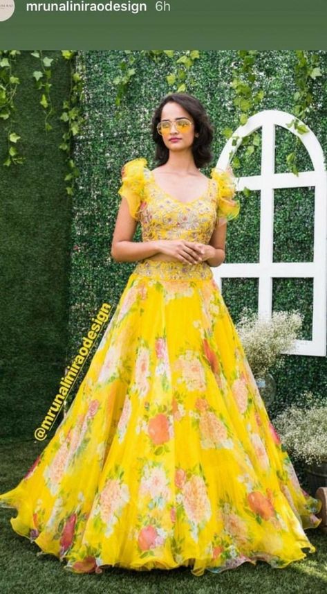 Organza Haldi Outfit, Simple Haldi Dress Ideas, Haldi Outfits For Bride, Haldi Dress Ideas, Haldi Outfit For Bride, Bride Fashion Photography, Haldi Ceremony Outfit, Indian Dress Up, Haldi Dress