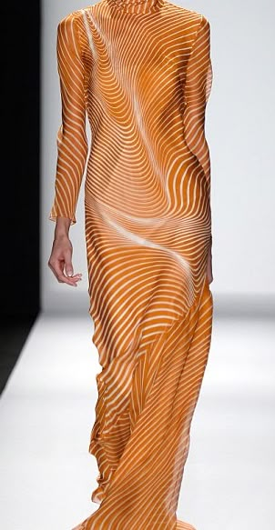 Carolina Herrera lets her optical illusion prints do the talking for a New York Fashion Week show inspired by Kinetic art Optical Illusion Fashion, Illusion Fashion, Line Art Fashion, Optical Illusion Dress, Pleats Fashion, Optical Art, Constantly Evolving, Illusion Dress, Fashion Project