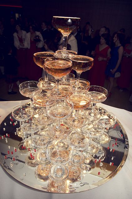 Have I mentioned my love for champagne yet? I love everything about it...the taste, the bubbles, the color...you can be wearing sweats and still feel fancy drinking it :) Champagne Fountain, Champagne Tower, Fancy Drinks, Gatsby Party, Current Mood, Sparkling Wine, New Years Party, Party Inspiration, Fun Drinks