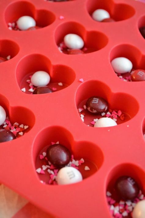 Homemade Valentine Candy Recipes, Valentine’s Day Candy Ideas, Valentine Candy Ideas, Candies Homemade, Chocolate Hearts Candy, Molded Chocolate, Chocolate Valentine, Valentines Day Candy, Homemade Valentine