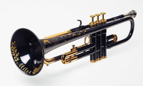 Christie’s is set to auction off a unique ‘Moon and Stars’ trumpet designed and played by jazz icon Mile Davis next month on 29 October. Maynard Ferguson, Woodlawn Cemetery, Newport Jazz Festival, Trumpet Instrument, Electric Music, Kenosha Wisconsin, Dizzy Gillespie, 29 October, Trumpet Players