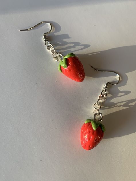 Red strawberry earrings made of polymer clay Dangly Clay Earrings, Clay Crafts Polymer, Cute Earrings Clay, Strawberry Earrings Clay, Strawberry Polymer Clay Earrings, Clay Ideas Earrings, Diy Earrings Fimo, Diy Earrings Clay, Fimo Ideas Jewelry