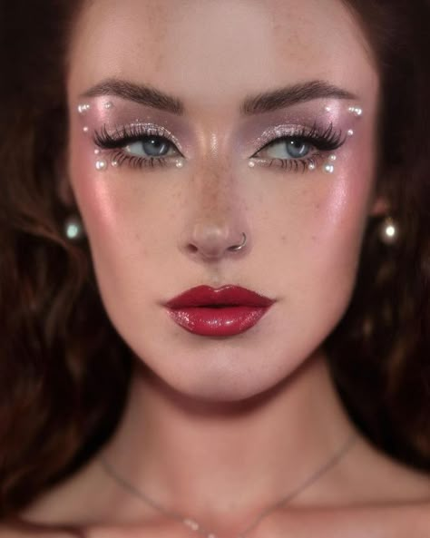 Pearl And Diamond Makeup, Glitz And Glam Makeup Look, Disco Makeup Ideas, Editorial Wedding Makeup, Alternative Wedding Makeup, Disco Ball Makeup, Bold Wedding Makeup, Ethereal Wedding Makeup, Eye Gems Makeup