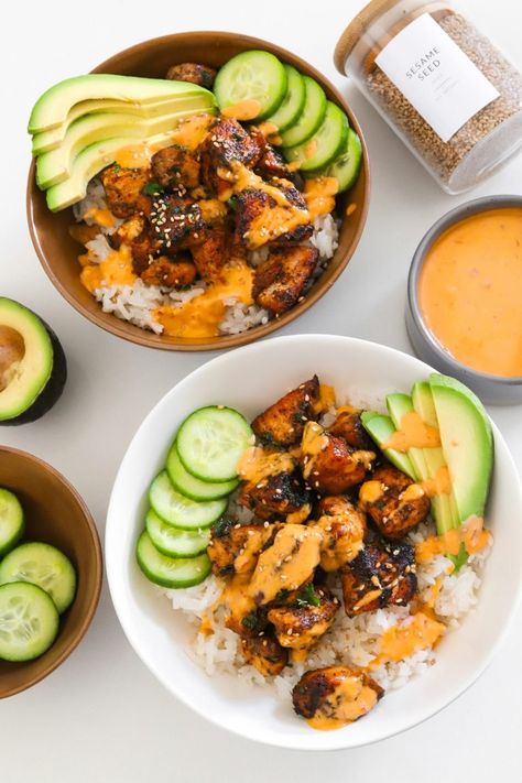 Sweet Spicy Salmon, Salmon Dinners, Bowls Recipes, Lunch Bowls, Salmon Rice Bowl, Salmon Rice, Honey Garlic Salmon, Protein Bowls, Salmon Bowl