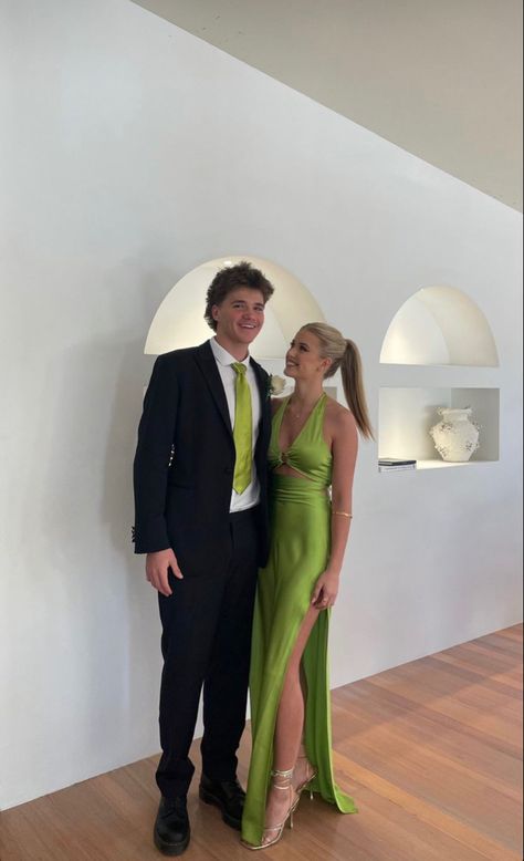 Prom Dress Southern, Grad Party Outfits Guest, Wedding Couple Outfits Guest, Couple Wedding Guest Outfits, Formal Dance Dresses, Matric Dress, Green Dress Outfit, Cute Formal Dresses, Matric Dance