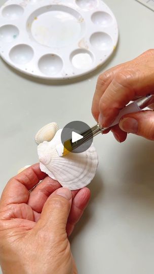 Shell Angels Craft Ideas, Scallop Shell Craft Ideas Christmas, Christmas Shell Crafts, Diy Shell Ornaments, Seashell Christmas Tree Diy, Seashell Christmas Ornaments Diy, Angel Wing Shells Crafts, Sea Shell Angels, Sea Shell Christmas Ornament