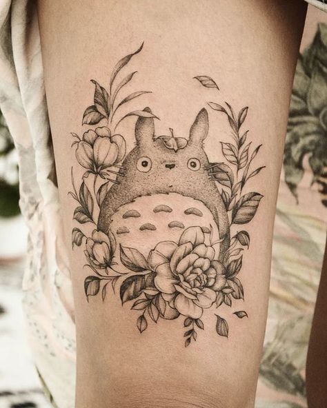 Totoro Tattoo. Miyazaki Tattoo, Totoro Tattoo, Tatuaje Studio Ghibli, Studio Ghibli Tattoo, Studio Ghilbi, Ghibli Tattoo, Anime Tattoo, Cute Tiny Tattoos, Stylist Tattoos