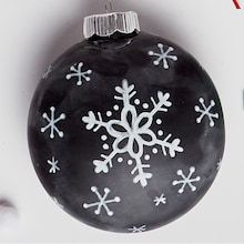 Chalk Ornaments, Black Christmas Ornaments, Black And White Ornaments, Homemade Ornament, Black Ornaments, Chalkboard Ornament, Vinyl Ornaments, Ornament Painting, Crochet Labels