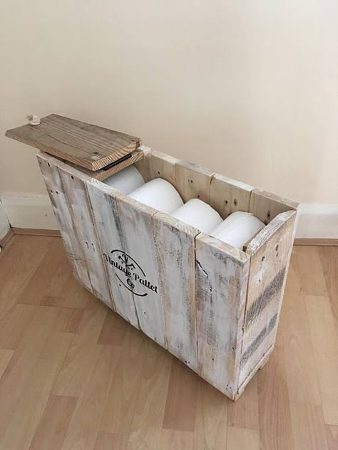 Bohochic Interiors, Shabby Chic Toilet, Baños Shabby Chic, Cocina Shabby Chic, Bathroom Storage Boxes, Cottage Shabby Chic, Shabby Chic Bathroom, Reclaimed Pallet Wood, Shabby Chic Bedrooms