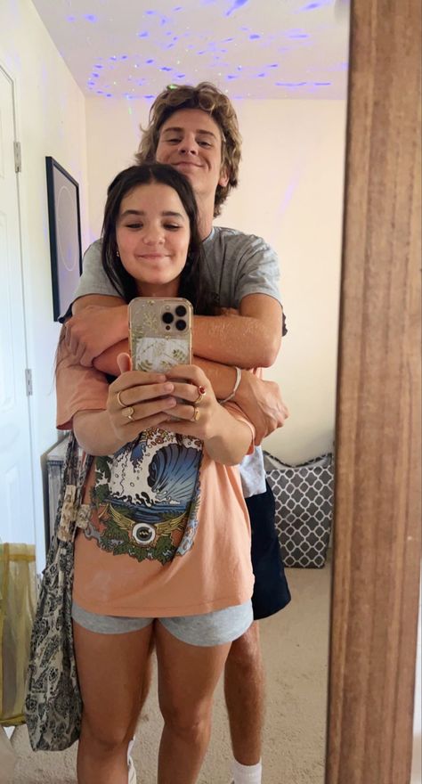 Cute Couple Mirror Selfie Aesthetic, Cute Couple Pics At Home, Cute Photos To Recreate With Boyfriend, Relationship Mirror Picture Ideas, Cute Couple Pics Mirror Bathroom, Couple Mirror Selfie Ideas Poses, Cute Couple Picture Ideas Selfie, Cute Poses To Do With Your Boyfriend, Boyfriend Mirror Pictures